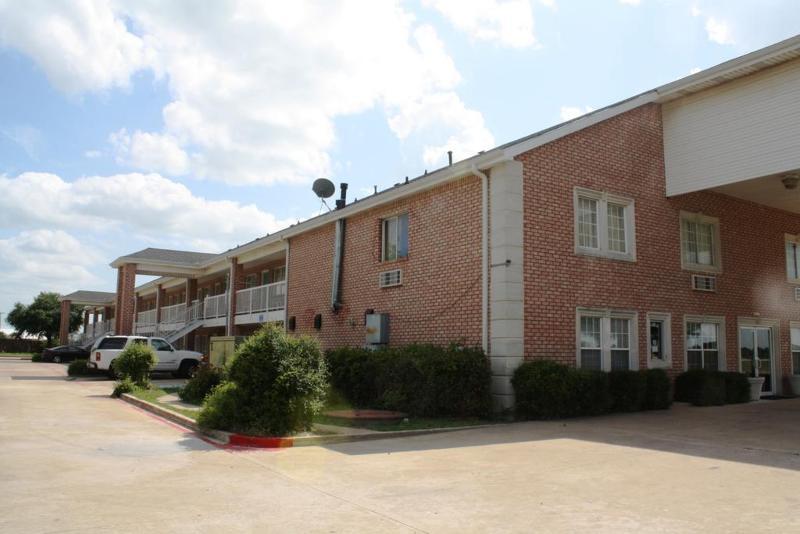 Quality Inn & Suites Fort Worth Exterior photo
