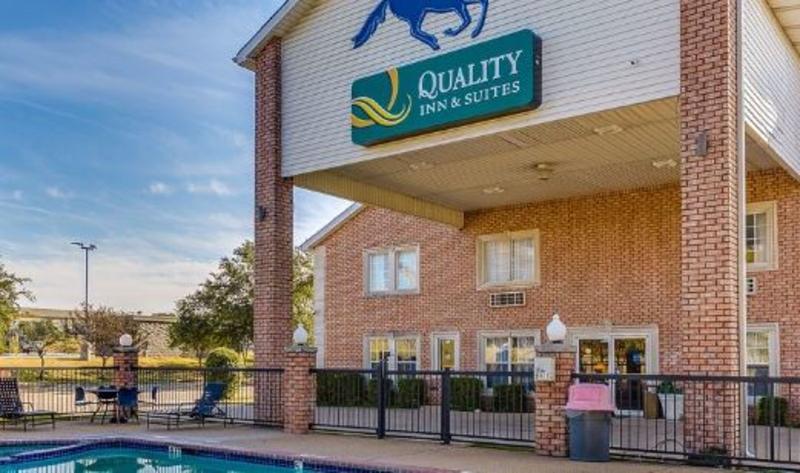 Quality Inn & Suites Fort Worth Exterior photo