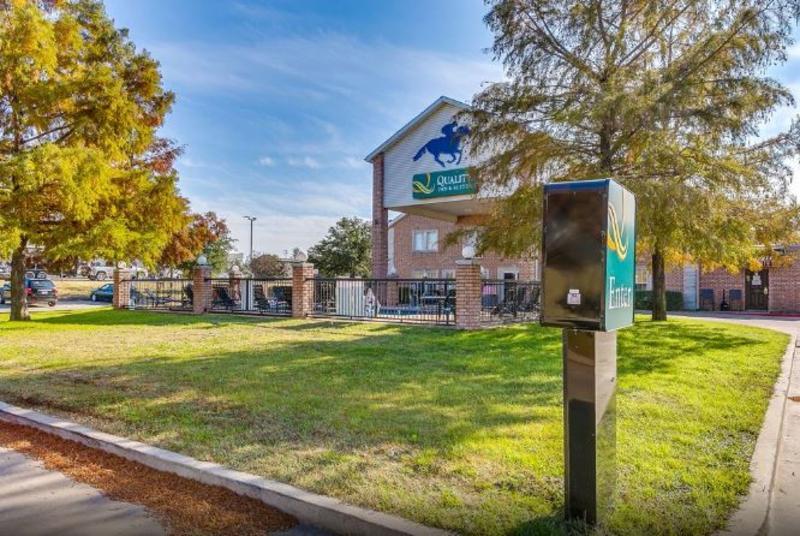 Quality Inn & Suites Fort Worth Exterior photo